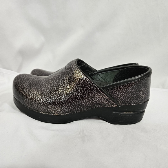 Dansko black crackled design clogs women's size 37 - Picture 3 of 11